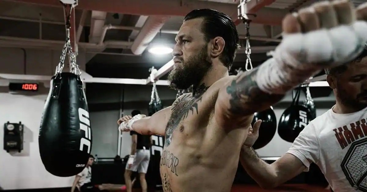 McGregor muestra rápidos ejercicios de control de patadas en redes sociales