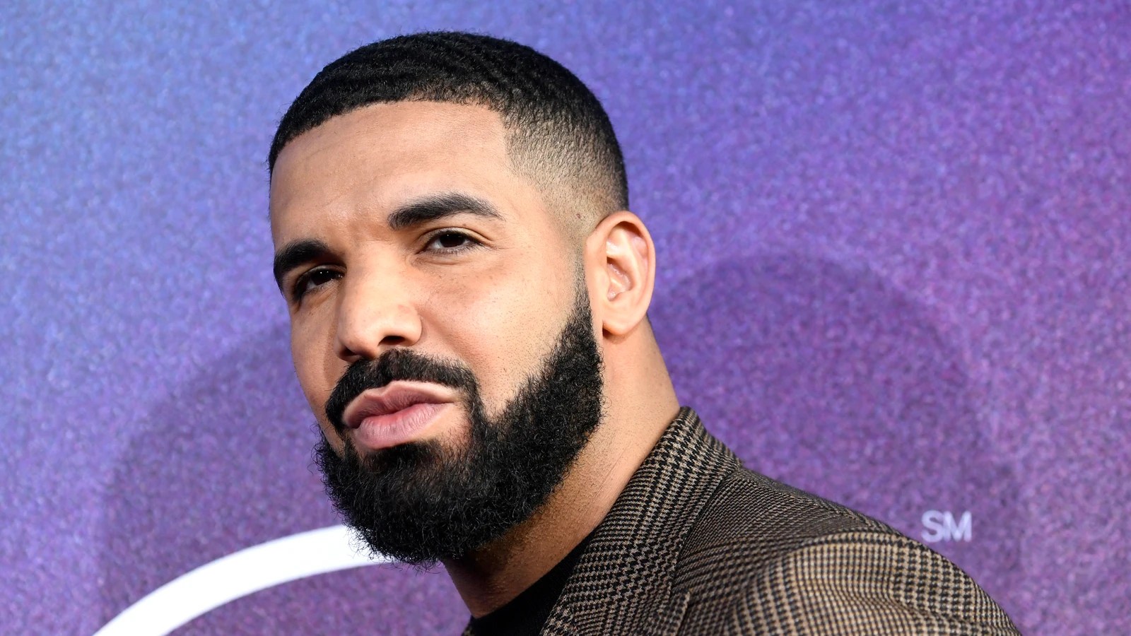 Drake apuesta gran cantidad de dinero en el Edwards vs. Covington de UFC 296