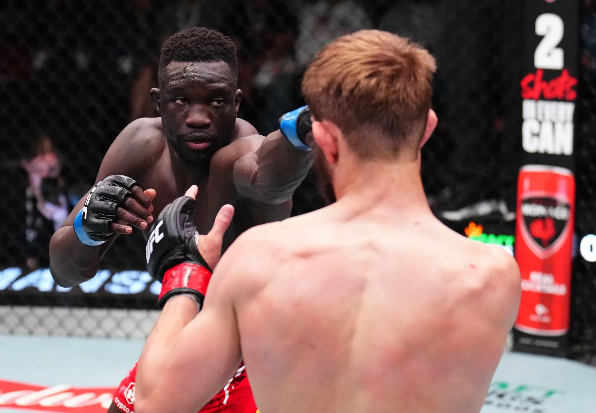 UFC Vegas 91: David Onama defiende los derribos de Jonathan Pearce y lo derrota en las tarjetas