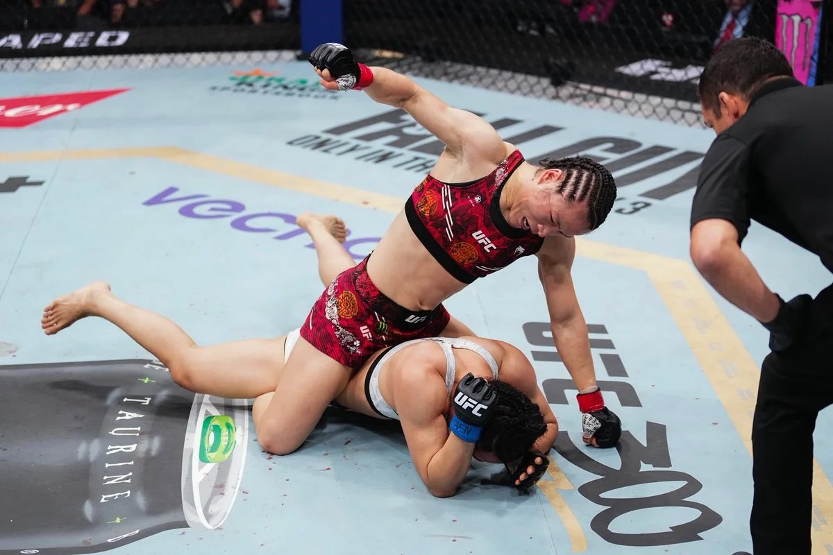 UFC 300: Weili Zhang domina a Yan Xionan y efectúa tercera defensa titular