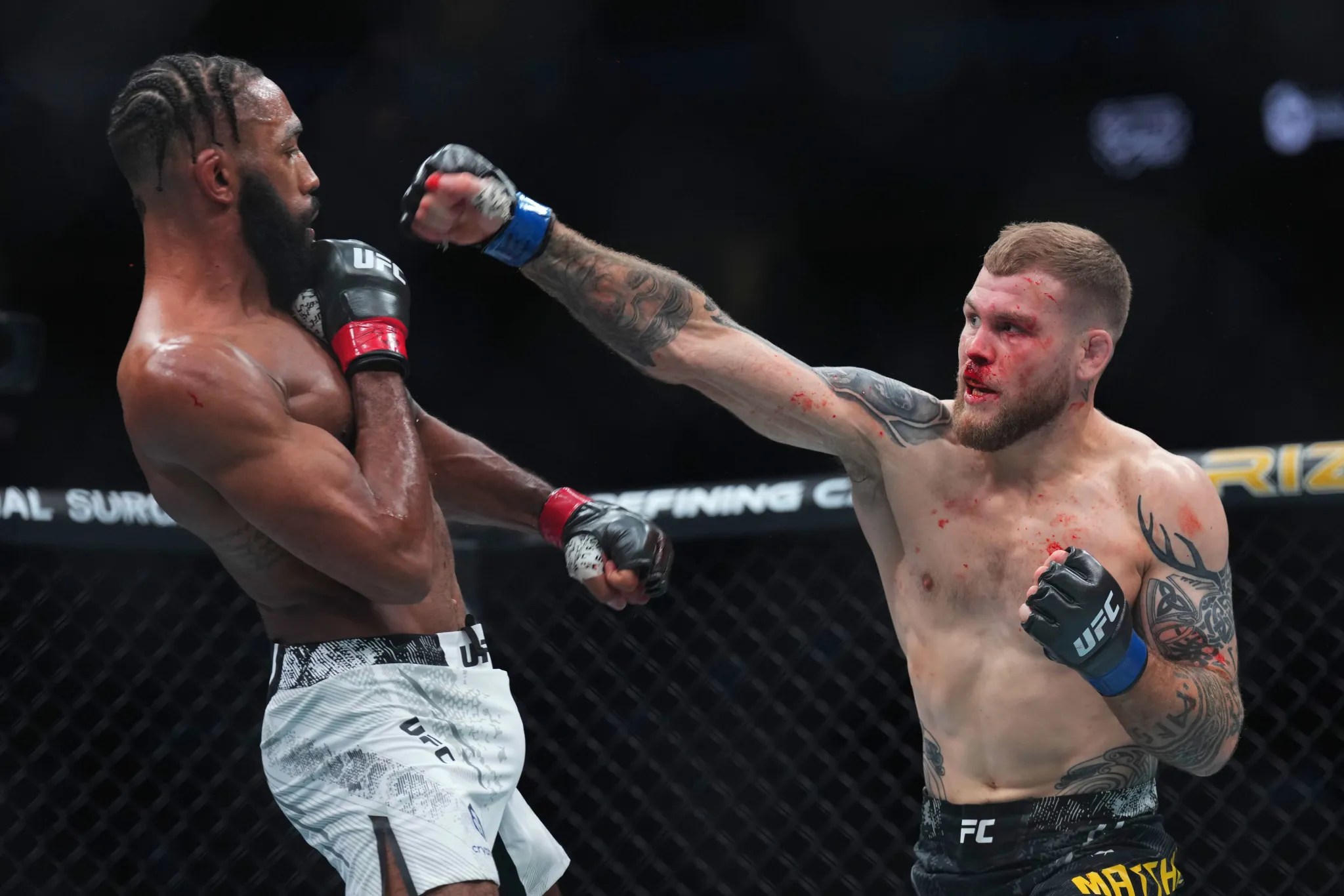 UFC 302: Jake Matthews se impone a Philip Rowe por decisión unánime