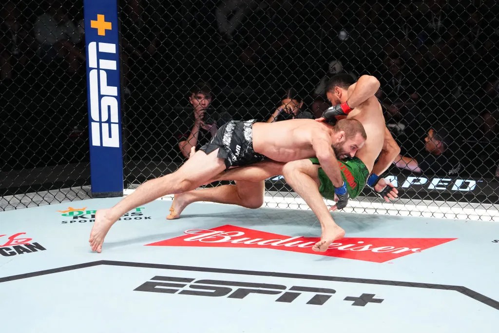 UFC Vegas 94: Trey Ogden neutraliza la poderosa pegada a Loik Radzhabov y lo domina durante casi 10 minutos
