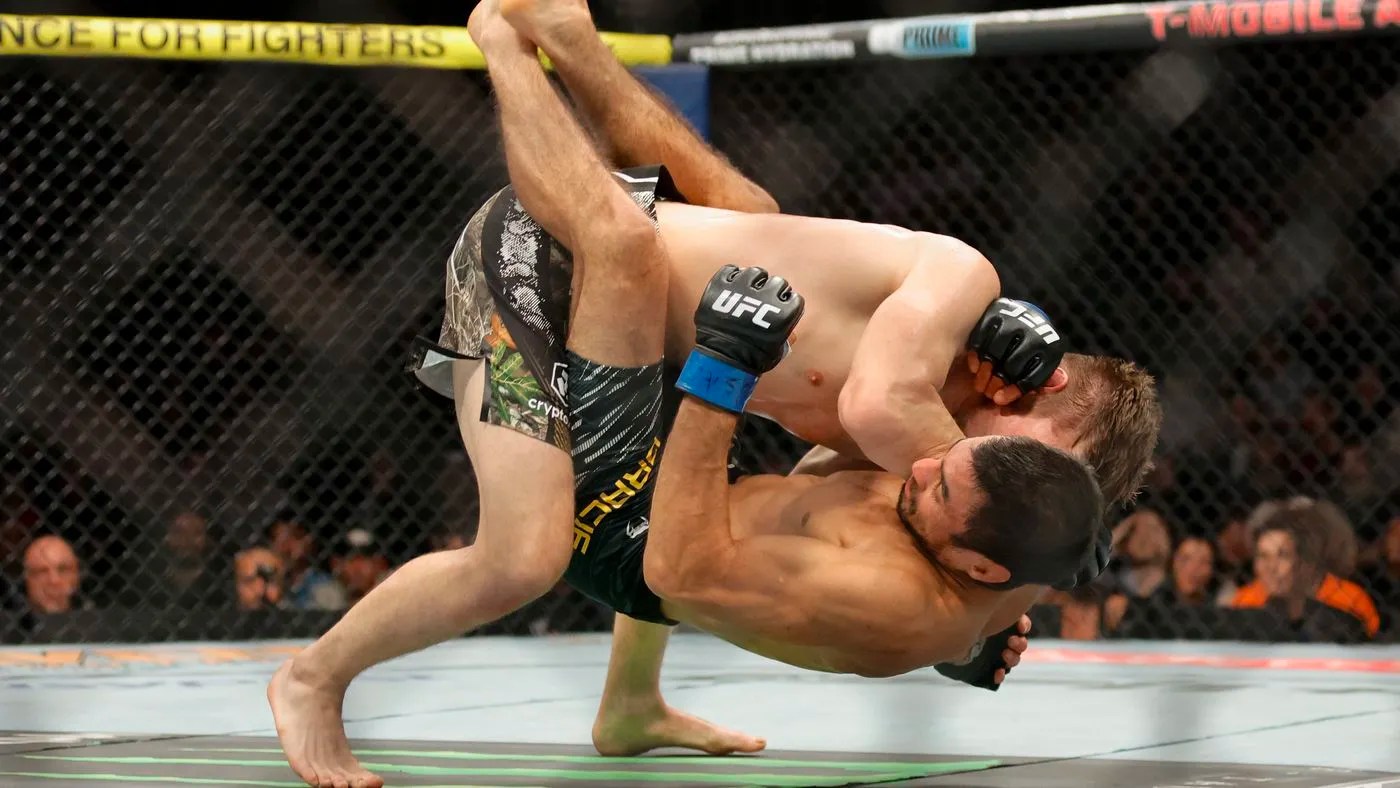 Resultados del UFC 310: Bryce Mitchell noquea a Kron Gracie con brutal azote en el tercer asalto
