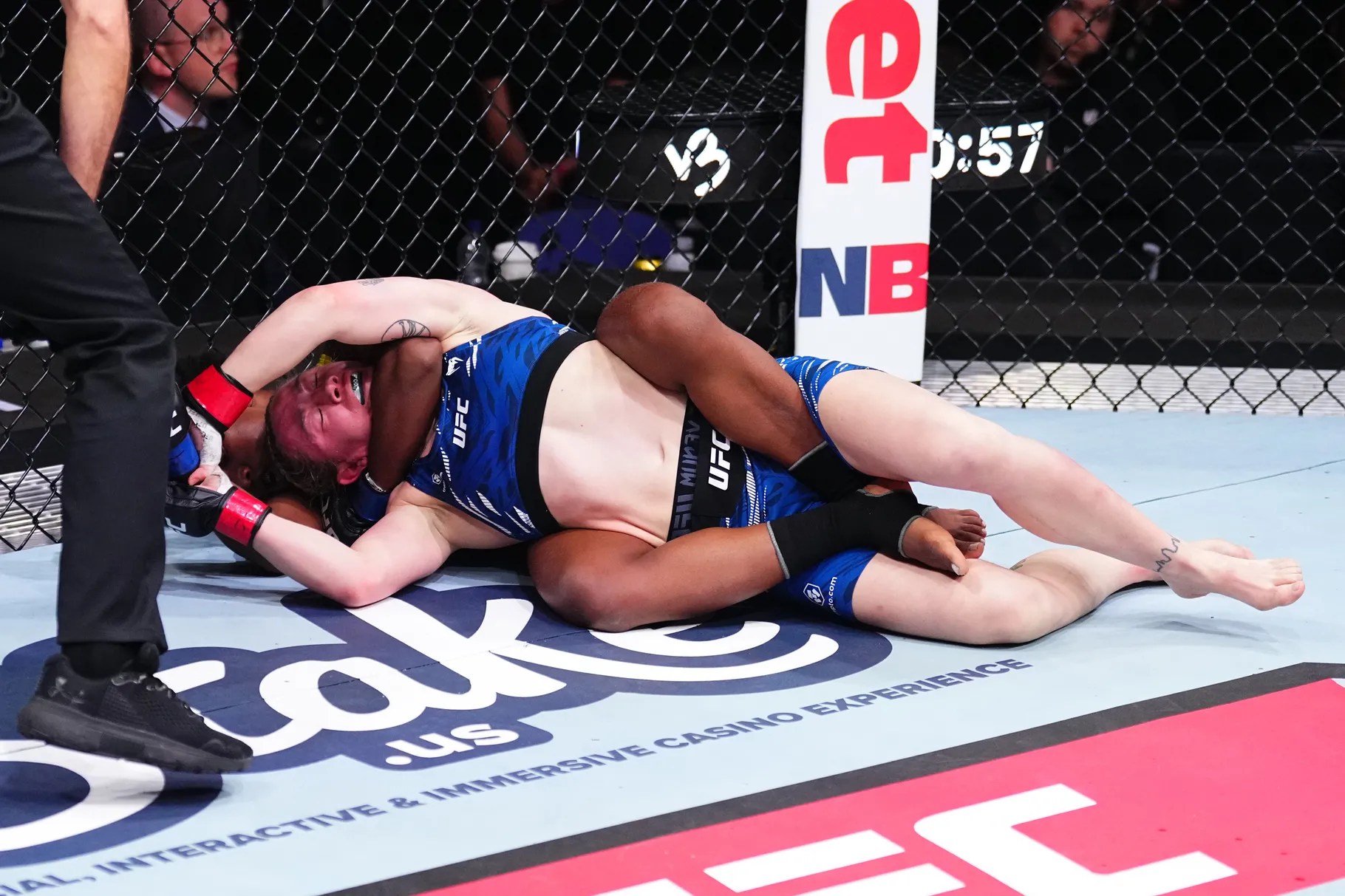 Resultados del UFC Londres: Peleadora debutante somete a Molly McCann en el primer round