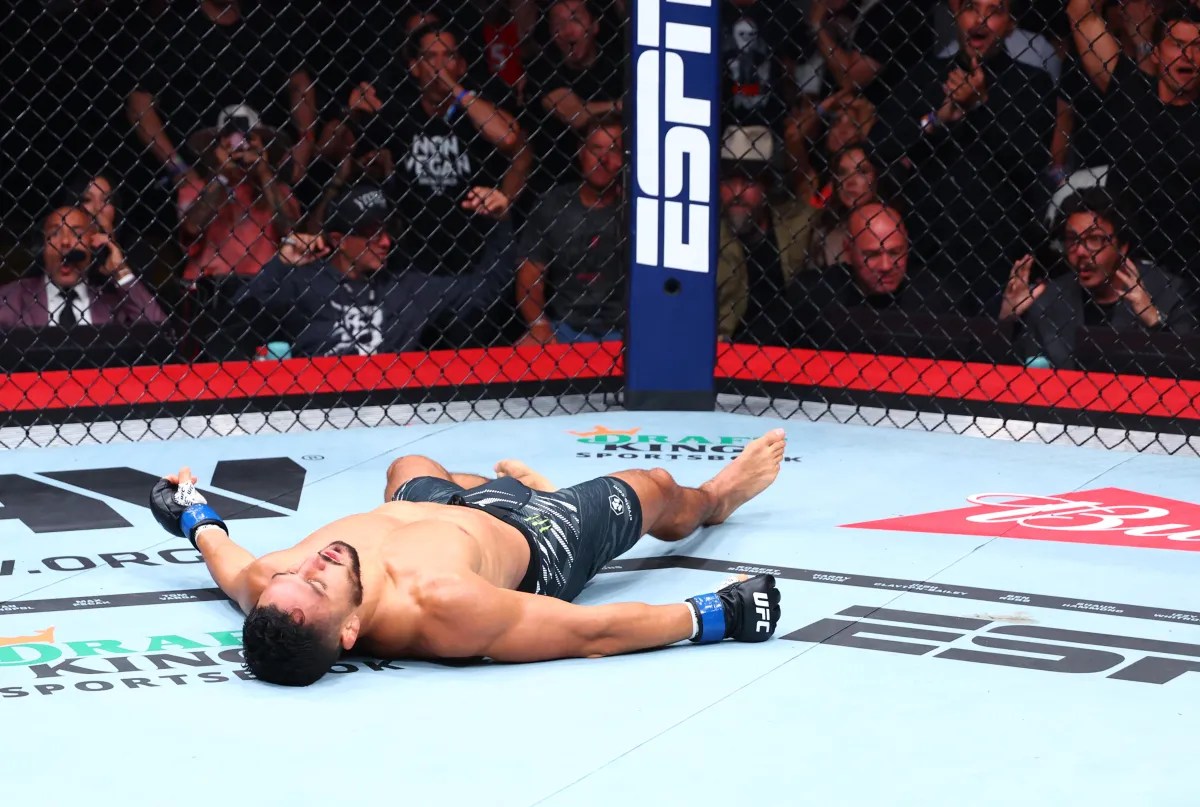 Resultados del UFC 319: Lerone Murphy destruye a Aaron Pico con codazo giratorio en el primer asalto