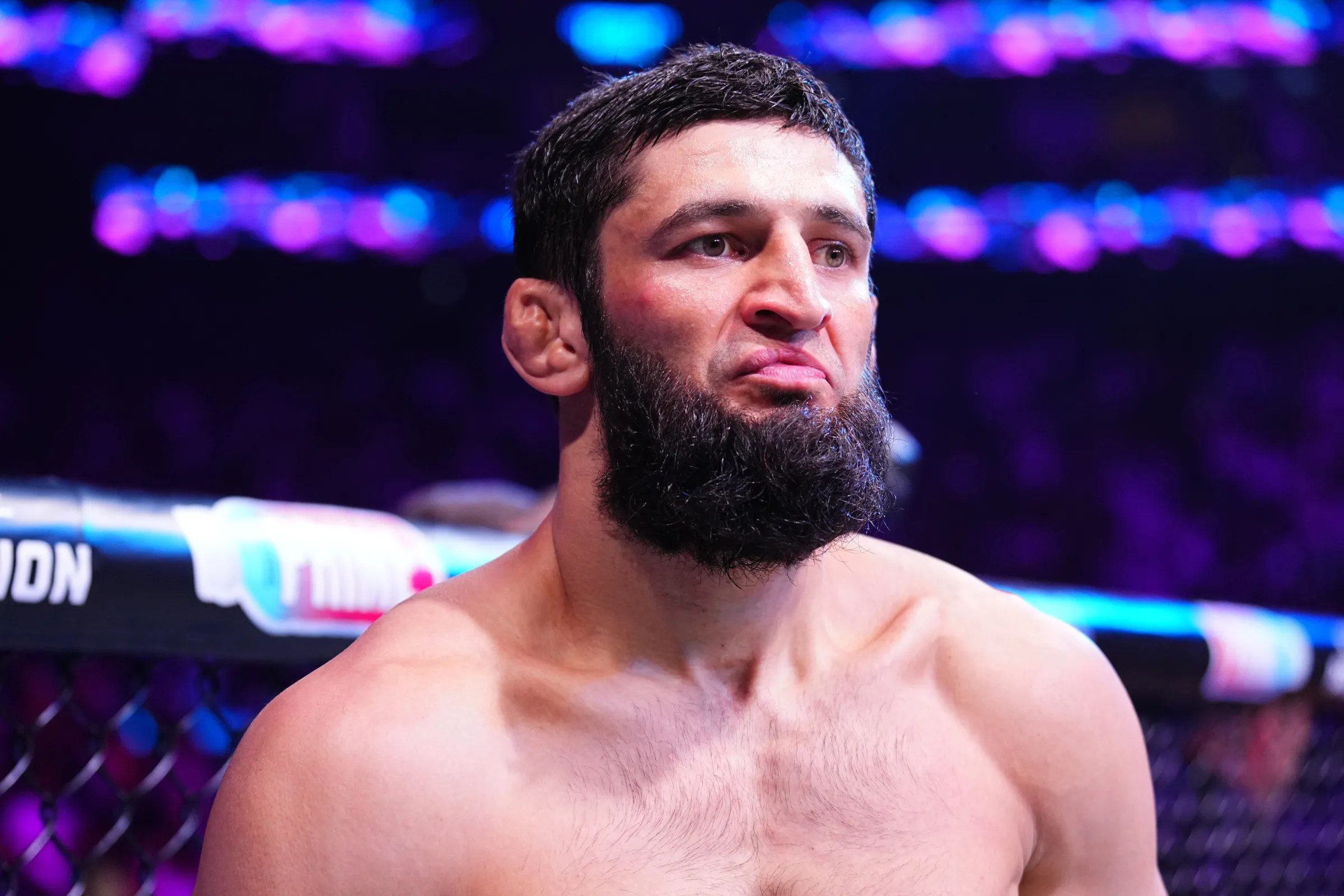 Khamzat Chimaev parte como ligero favorito para pelea con Dricus du Plessis en el UFC 319