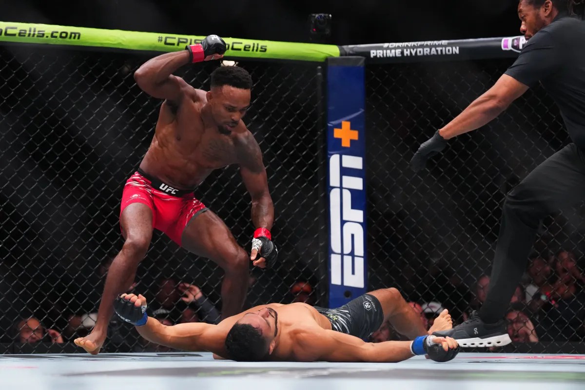 Lerone Murphy y Carlos Prates reciben bonos por brutales nocauts en el UFC 319