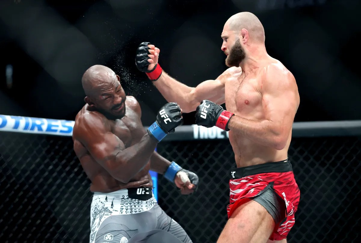 Jirí Procházka cobra $100,000 dólares en bonos por victoria por KO en el UFC 320