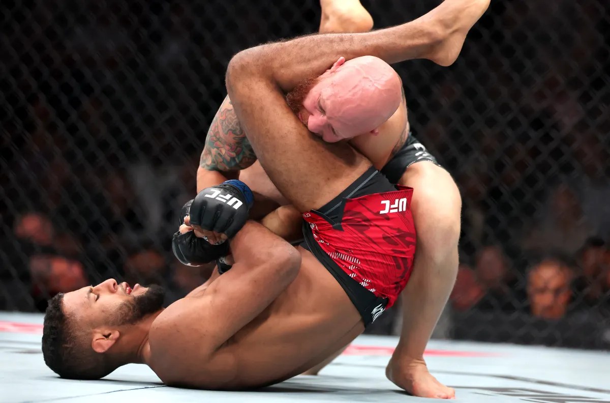 Resultados del UFC 320: Youssef Zalal somete a Josh Emmett en 98 segundos