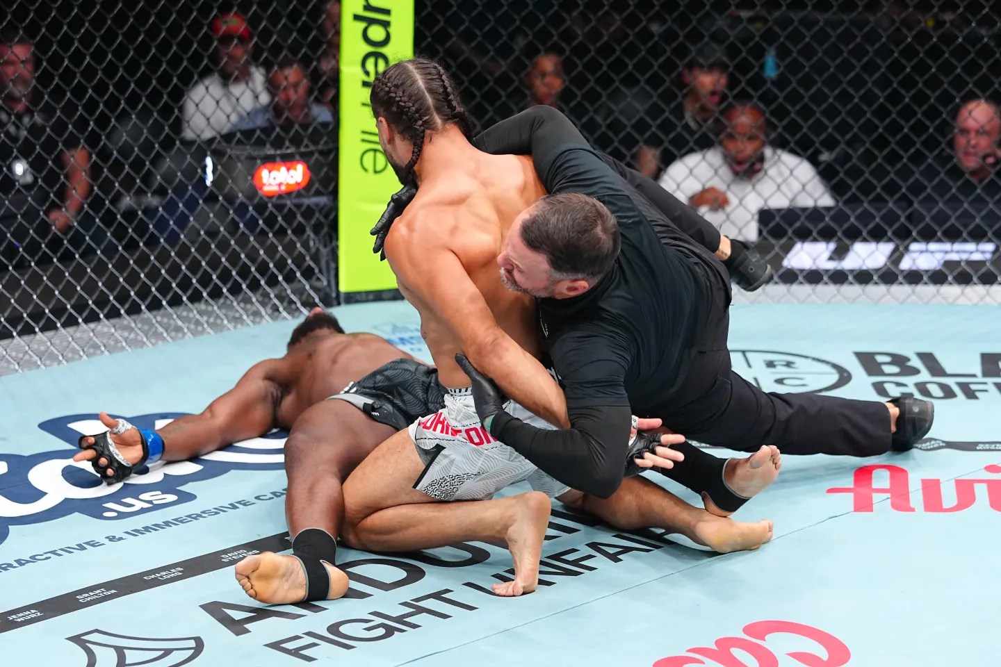 Resultados del UFC 330: árbitro recibe golpe accidental durante detención de pelea