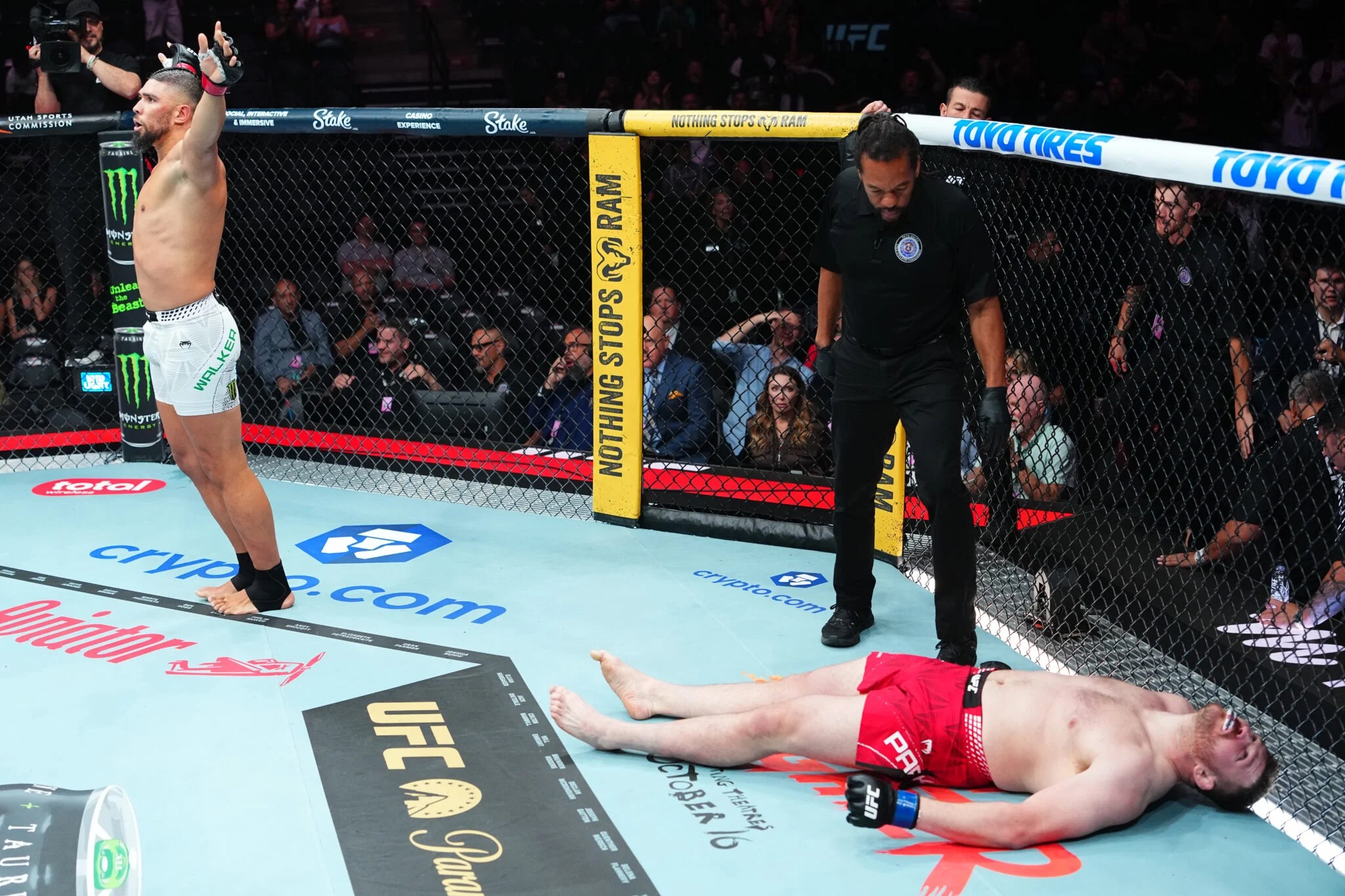 Resultados del UFC 332: Johnny Walker regresa a los Pesos Completos con brutal nocaut
