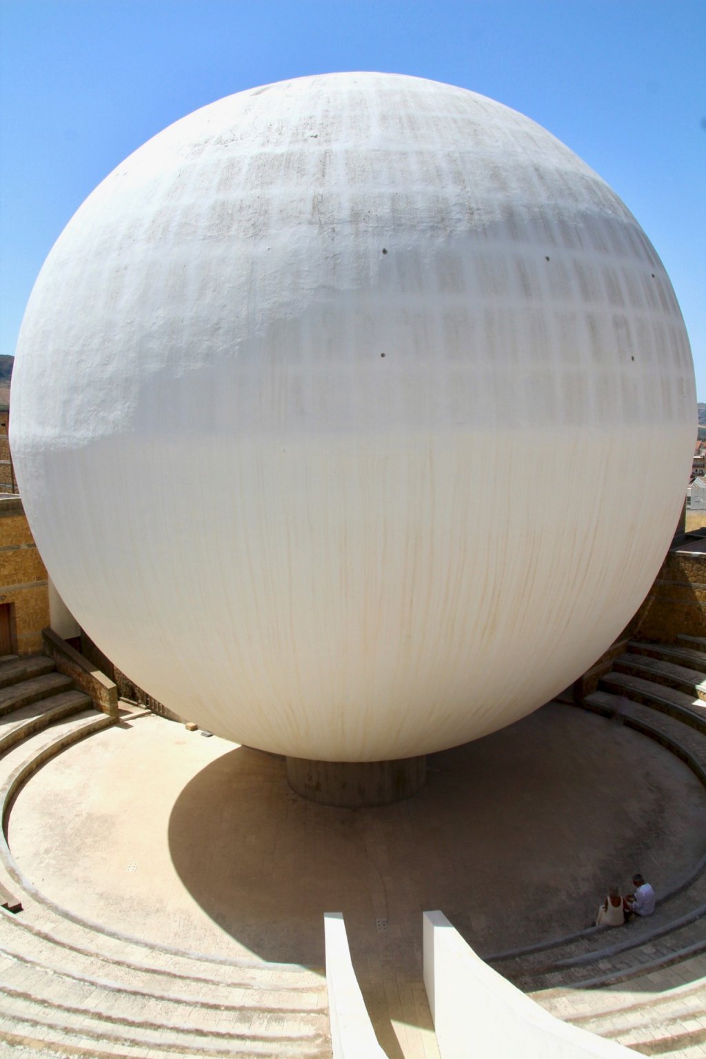 Per idea la sua ferita, facci il nostro monumento, che non sia retorico, che non abbia . GIBELLINA - La cittÃ  dell'utopia in Sicilia