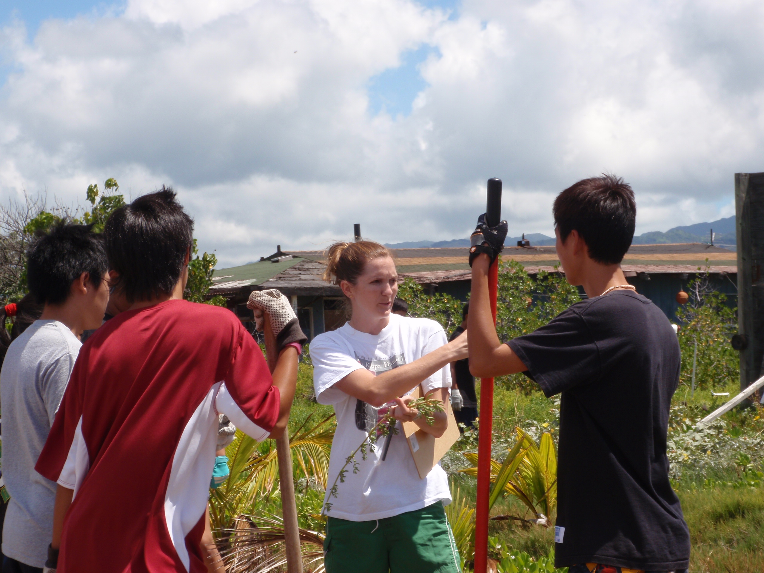 Students helping on Mokauea Island