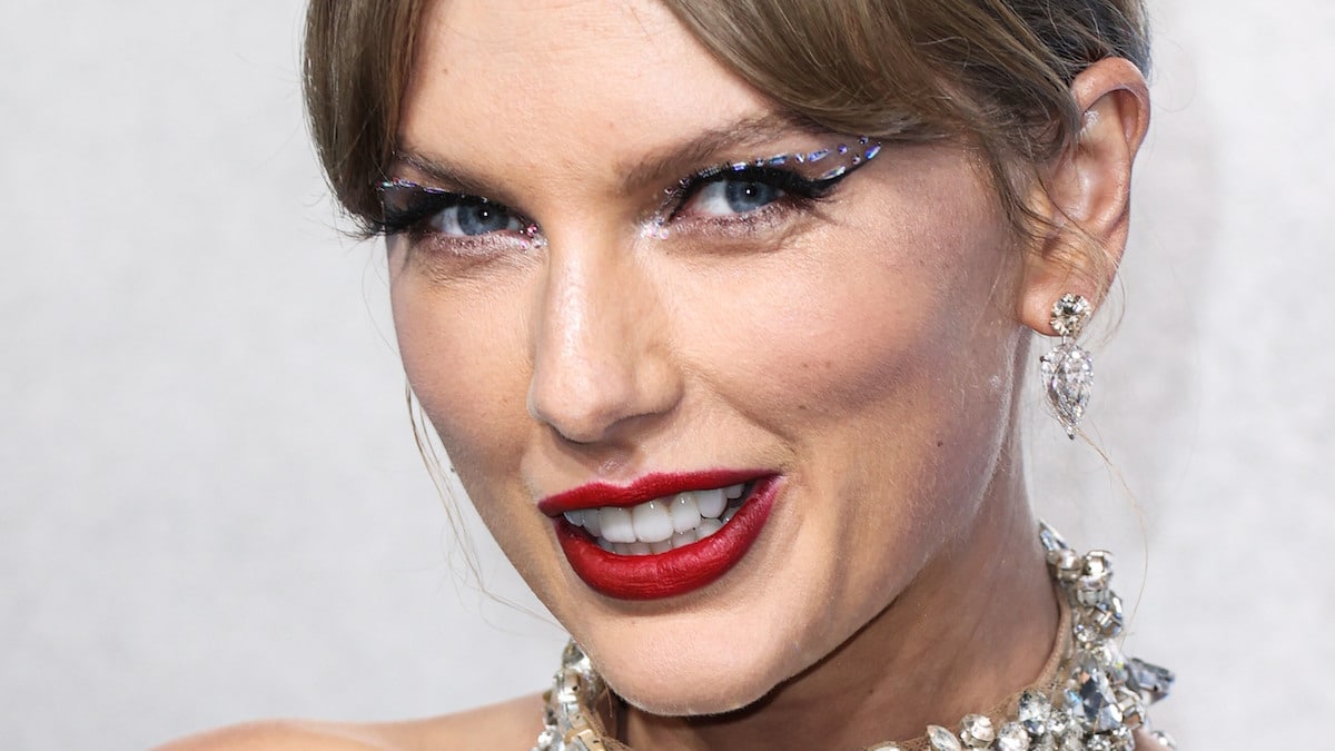 Taylor Swift Steals The Show In Nude Dress With Diamonds
