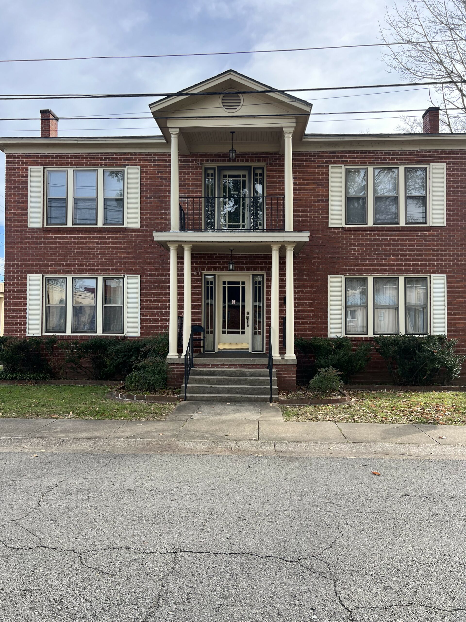 201 Cravens Apt 3 $795Rent/$795Dep – Call Clarksville Office 479-705-3302