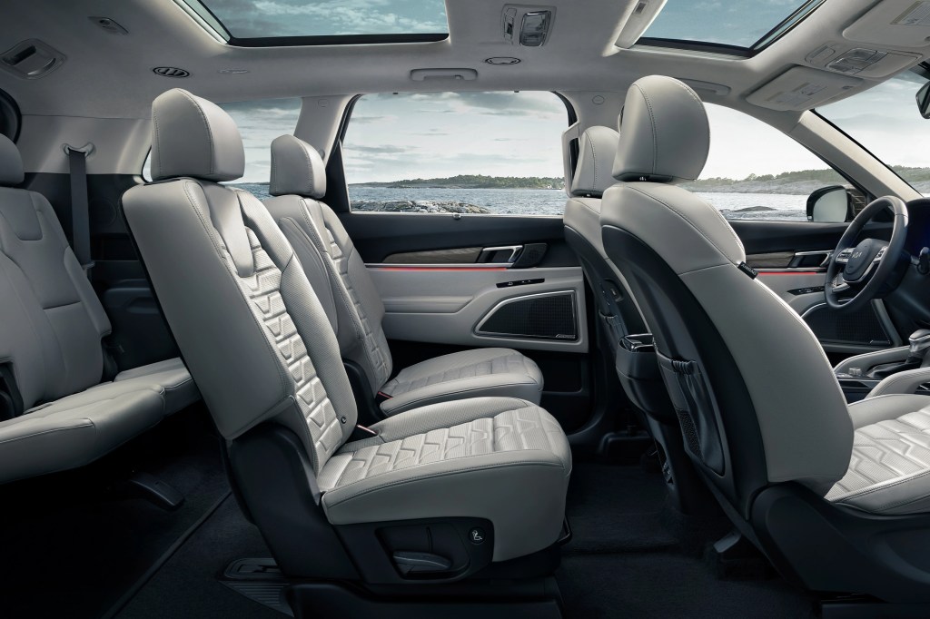 Which kia telluride has captain's chairs