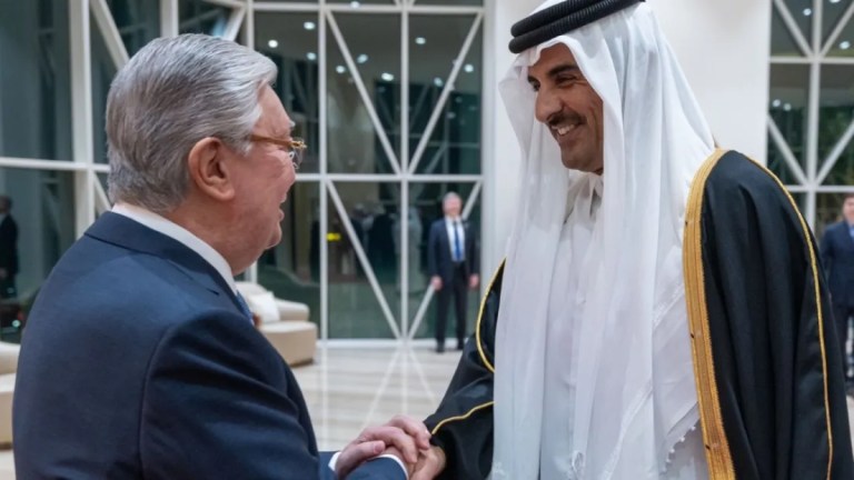 سمو الأمير يبحث مع رئيس كازاخستان آخر التطورات الإقليمية والدولية