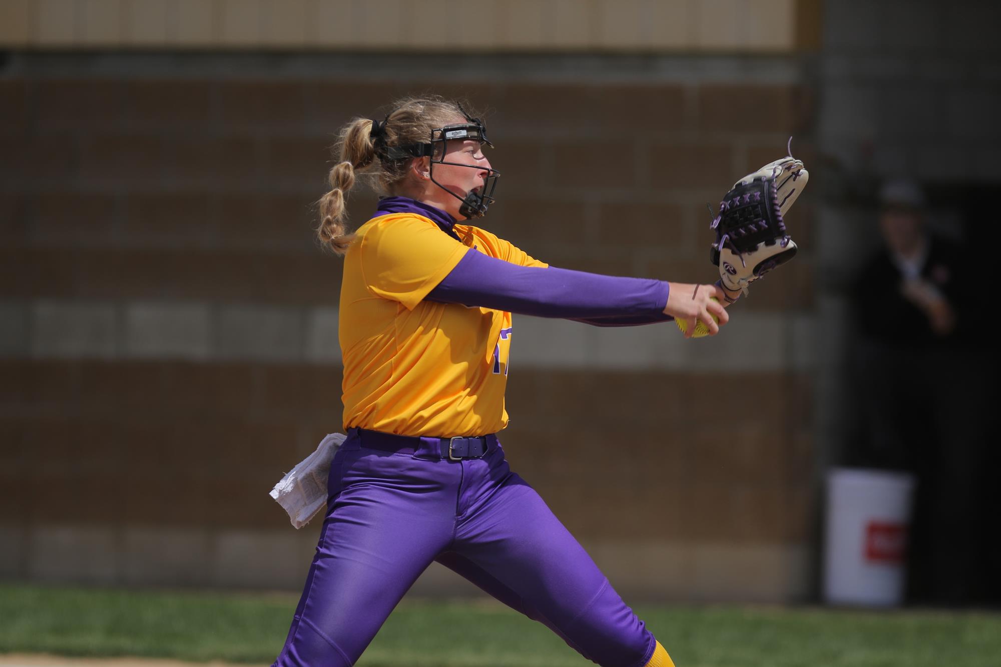 Softball splits both double headers, now 26-10