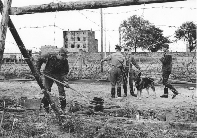 Berliner Mauer Bau . 044 WOLF-HINRICH GROENEVELD - BAU DER BERLINER MAUER 1961 ...