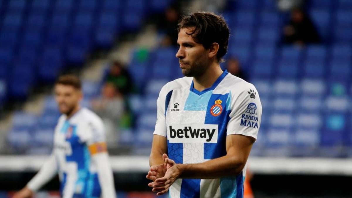 Qfbp Boyy3 Fym Leandro Cabrera Espanyol is shown the yellow card for a bad foul.