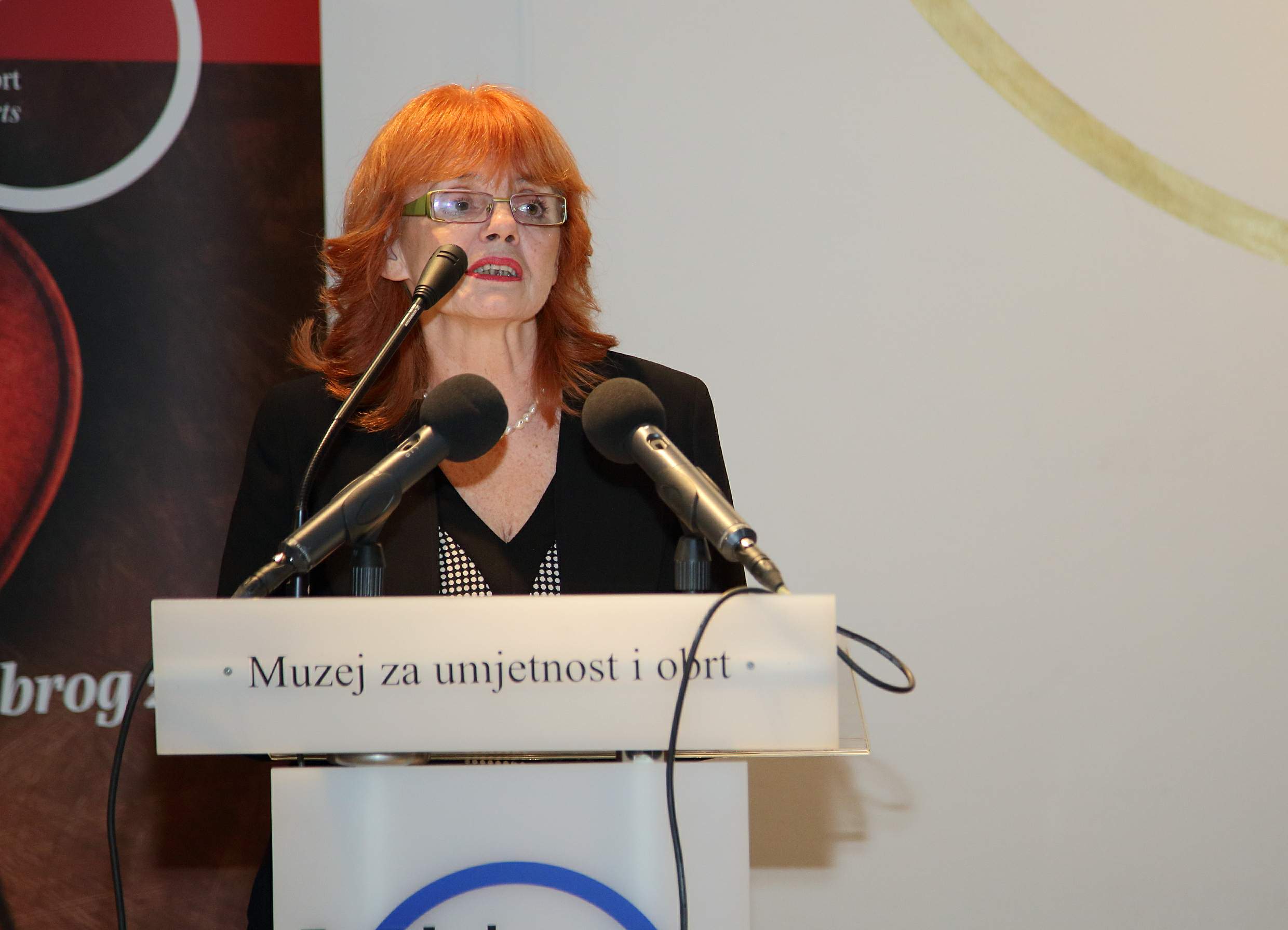 Vesna Kusin, zamjenica gradonačelnika Grada Zagreba otvara izložbu Matka Vekića u MUO