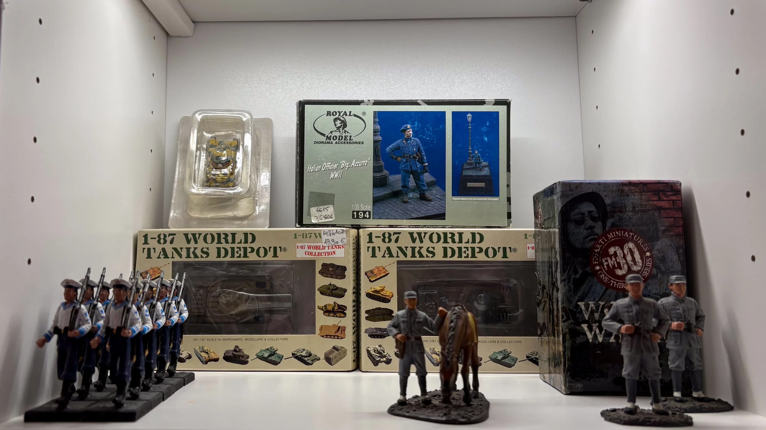 Maquetas y materiales de modelismo en la tienda del Museo L'Iber de Valencia