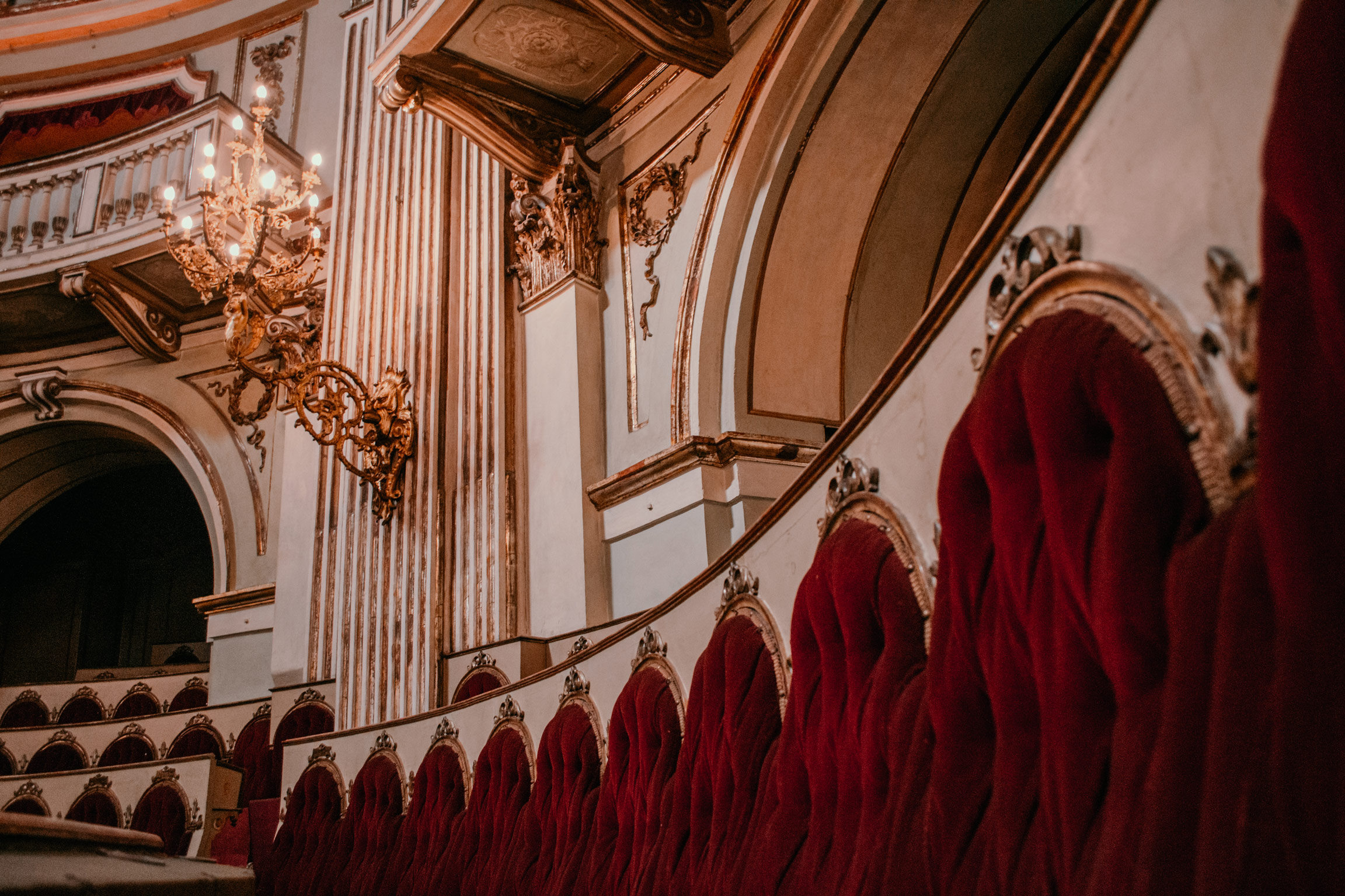 Parlamento Subalpino: palchi in velluto rosso e stucchi dorati, Palazzo Carignano, Museo Nazionale del Risorgimento Italiano, Torino.