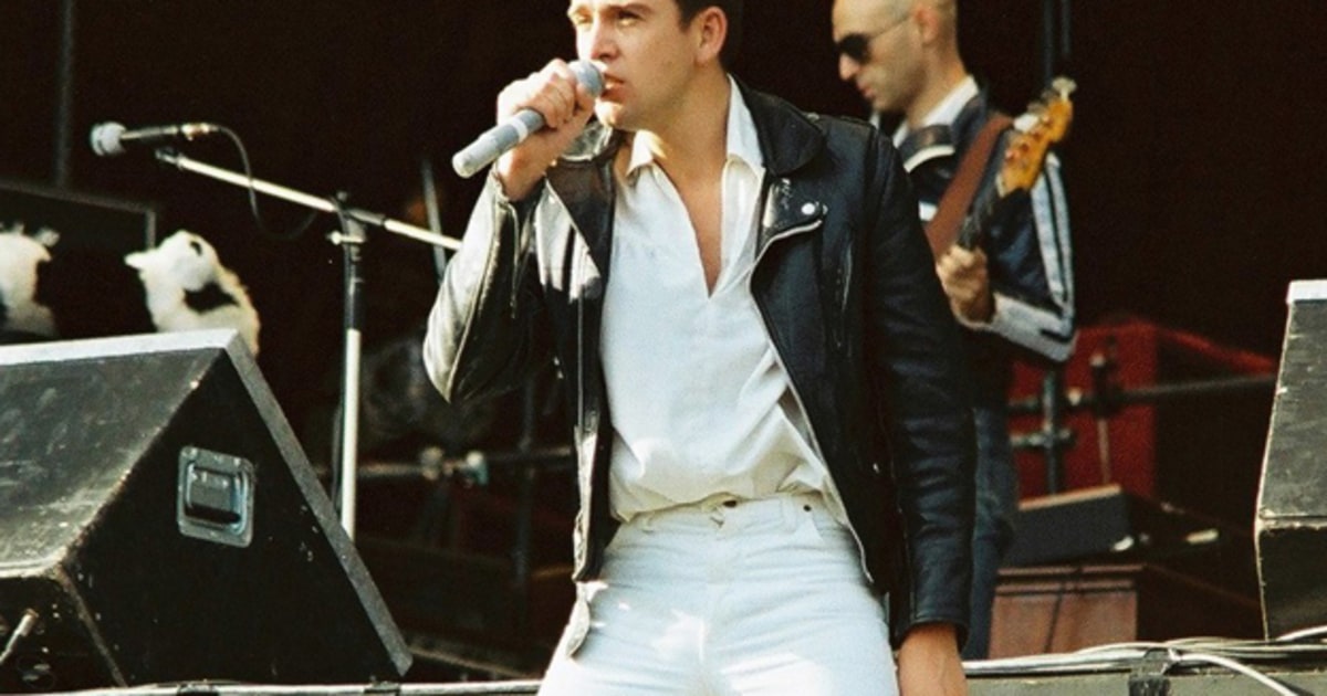 7 Occasions Peter Gabriel Sang Genesis Songs After Quitting the Band