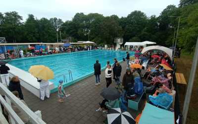 DIT JAAR KOELE TEMPERATUREN BIJ ZWEMWEDSTRIJD IN BUITENBAD DE SLENKEN IN DE WIJK