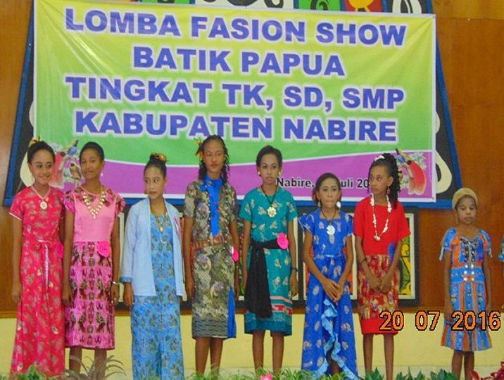 Seperti beberapa model baju batik modis show remaja yang pernah saya jelaskan. Songsong Hari Anak Nasional 2016 Panitia Gelar Lomba Fashion Show Batik Papua Di Guest House Nabire