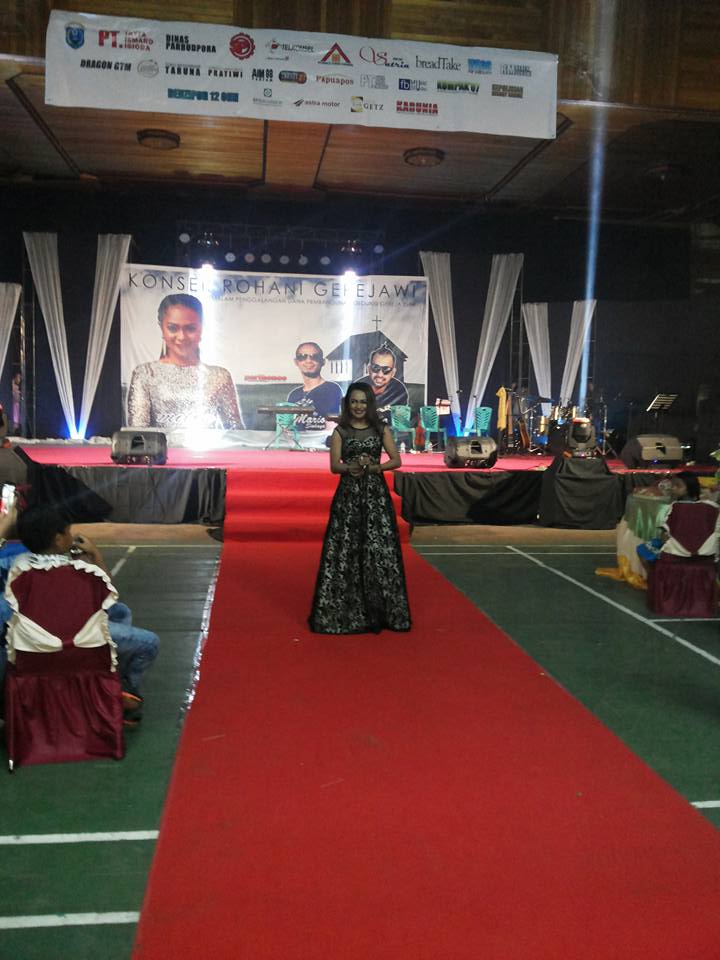 Lagu tersebut dibawakan dengan iringan musik yang lembut . Mitha Talahatu Tampil Membawakan 7 Lagu Di GOR Kotalama Nabire