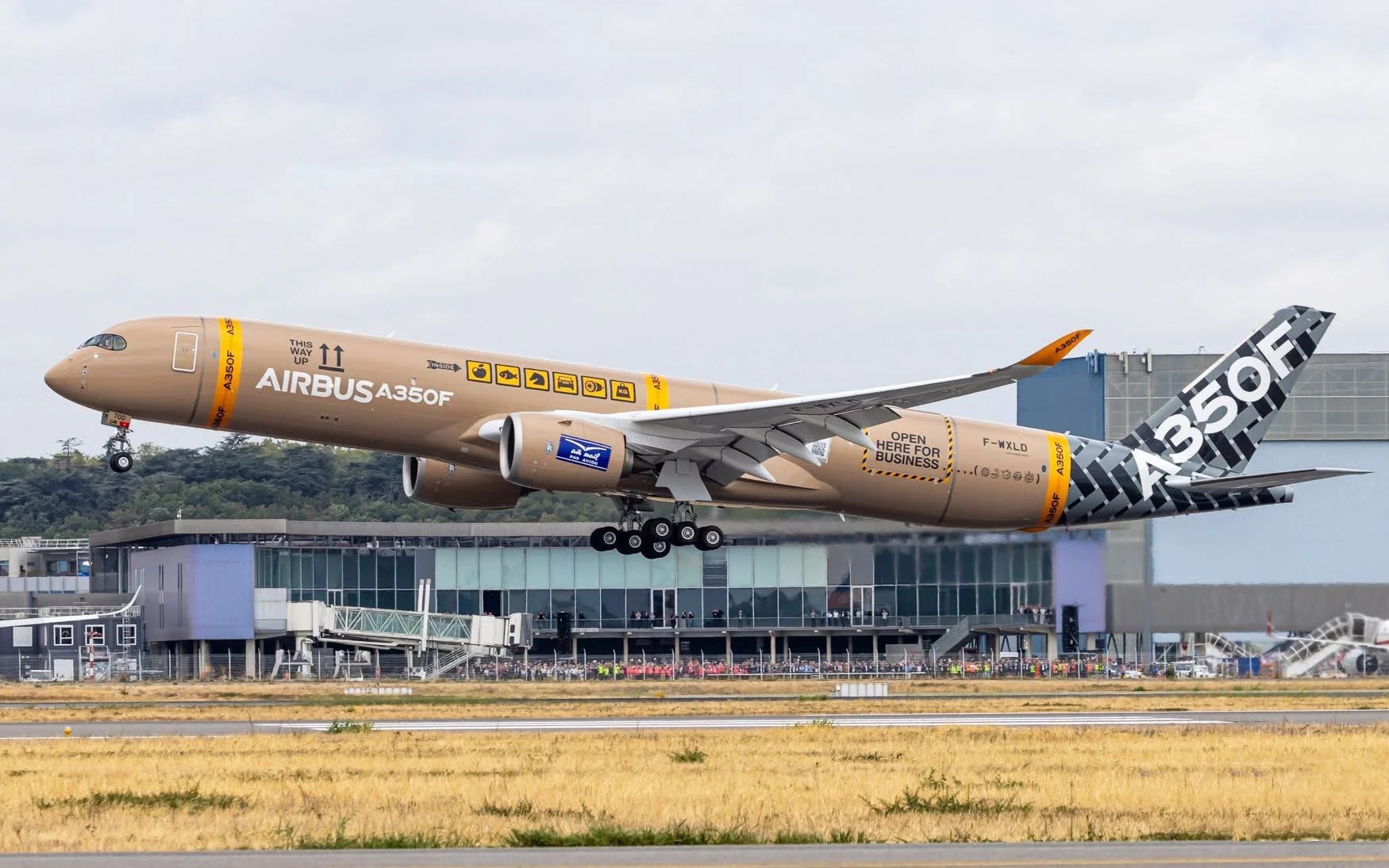 Первый испытательный полёт нового грузового самолёта Airbus A350F