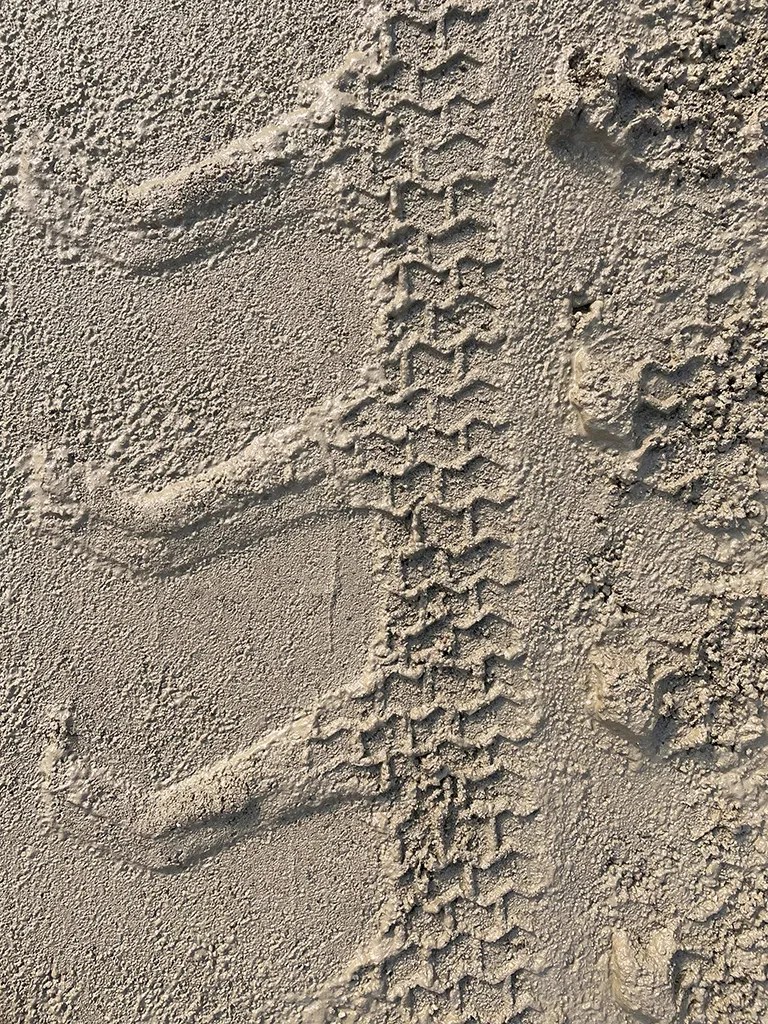 Empreintes de pneus dans le sable, teaser pour l'exposition de Marta Ravasi à La Centrale