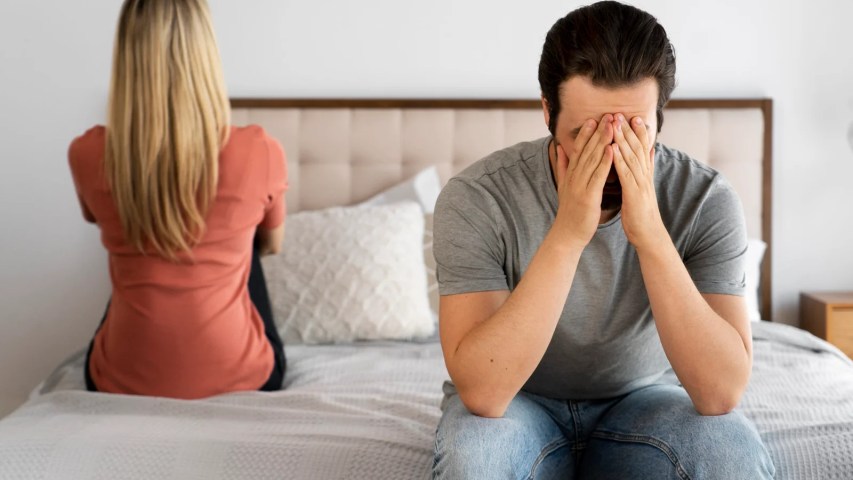 الزوج الصامت عاطفيًا هو الرجل الذي يفتقر إلى القدرة أو الرغبة في التعبير عن مشاعره بالكلام