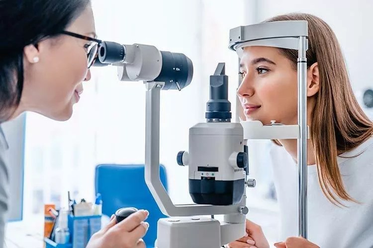 The difference between an ophthalmologist & optometrist
