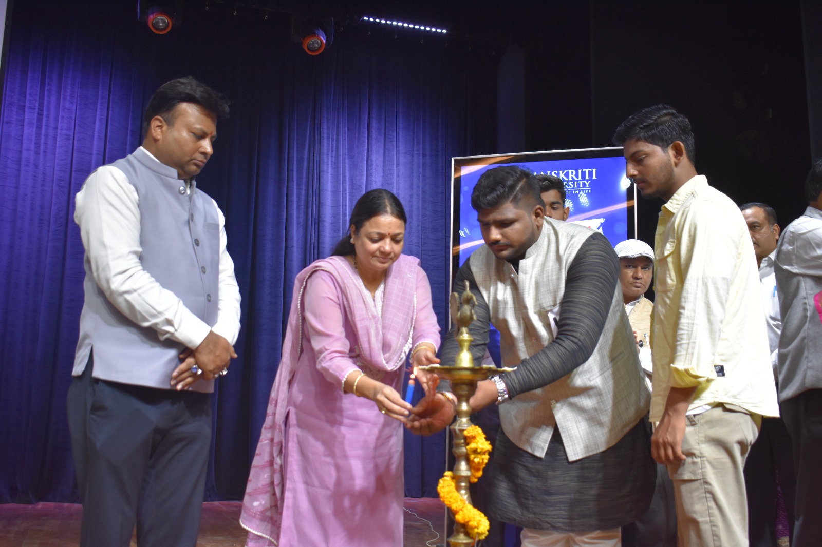 चित्र परिचयः संस्कृति विवि के संतोष मैमोरियल हाल में “अलविदा नहीं फेयरवेल पार्टी” का दीप जलाकर शुभारंभ करतीं विवि की सीईओ डा. मीनाक्षी शर्मा, साथ में विवि के कुलाधिपति डा.सचिन गुप्ता एवं वरिष्ठ छात्र।