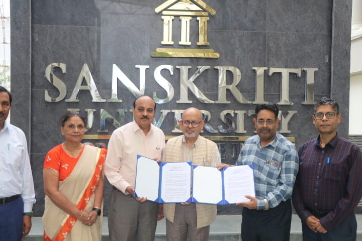चित्र परिचय: संस्कृति विश्विद्यालय में शिक्षा प्रौद्योगिकी और नवाचार के क्षेत्र में सहयोग के लिए हुए समझौते को प्रदर्शित करते दोनों पक्षों के अधिकारीगण।