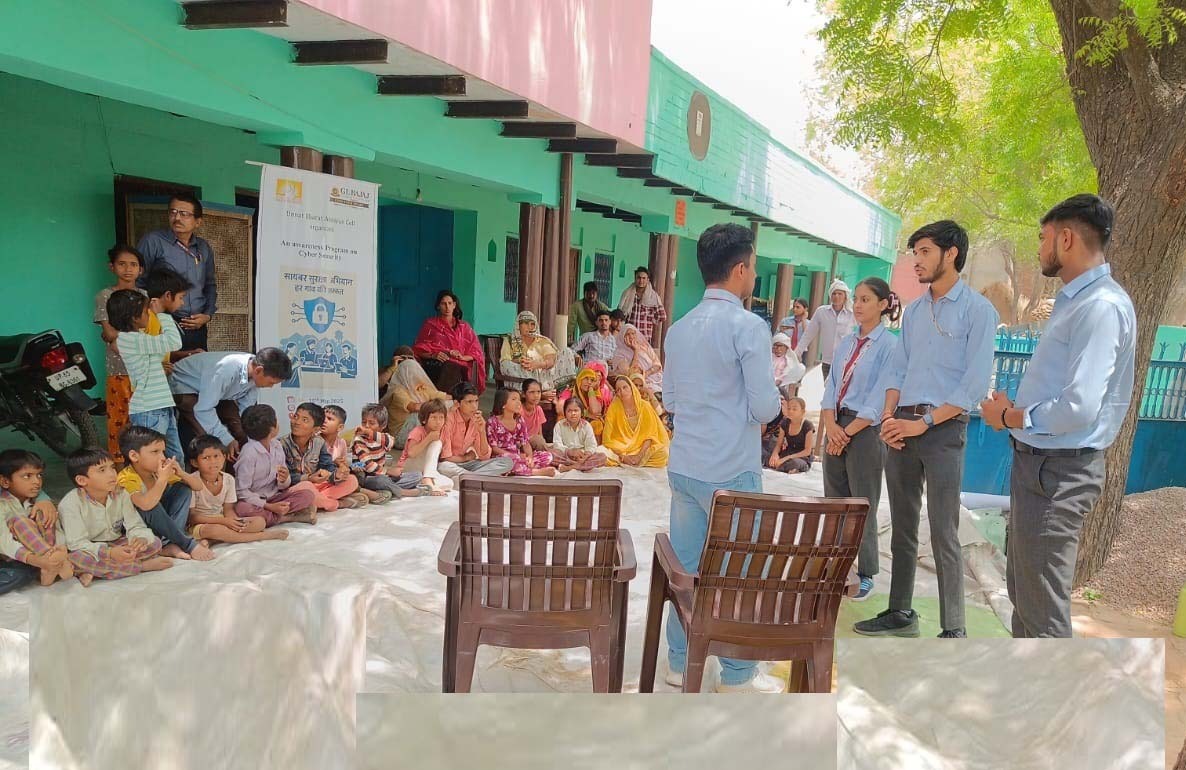 जी.एल. बजाज ने ग्रामीणों को दी साइबर सुरक्षा की जानकारी