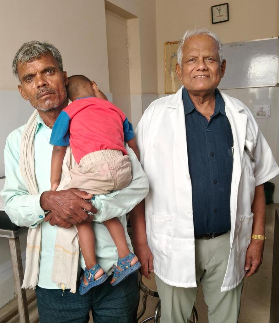 दो साल के तरुण का के.डी. हॉस्पिटल में हुआ सफल ऑपरेशनशिशु शल्य विशेषज्ञ डॉ. श्यामबिहारी शर्मा ने फेफड़े से निकाली गांठ