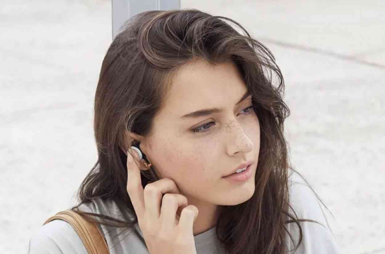 Whatsapp (ou whatsapp messenger) est une application mobile multiplateforme qui fournit un système de messagerie instantanée chiffrée de bout en bout aussi . Les oreillettes de traduction instantanÃ©e : Pixel Buds par