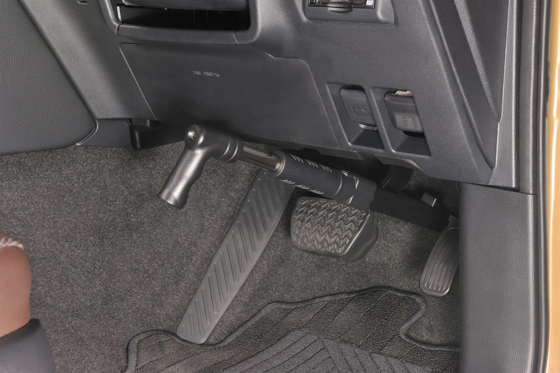 カーメイト、車両の盗難防ぐブレーキペダルロック　アームを固定しシフト操作を不可に