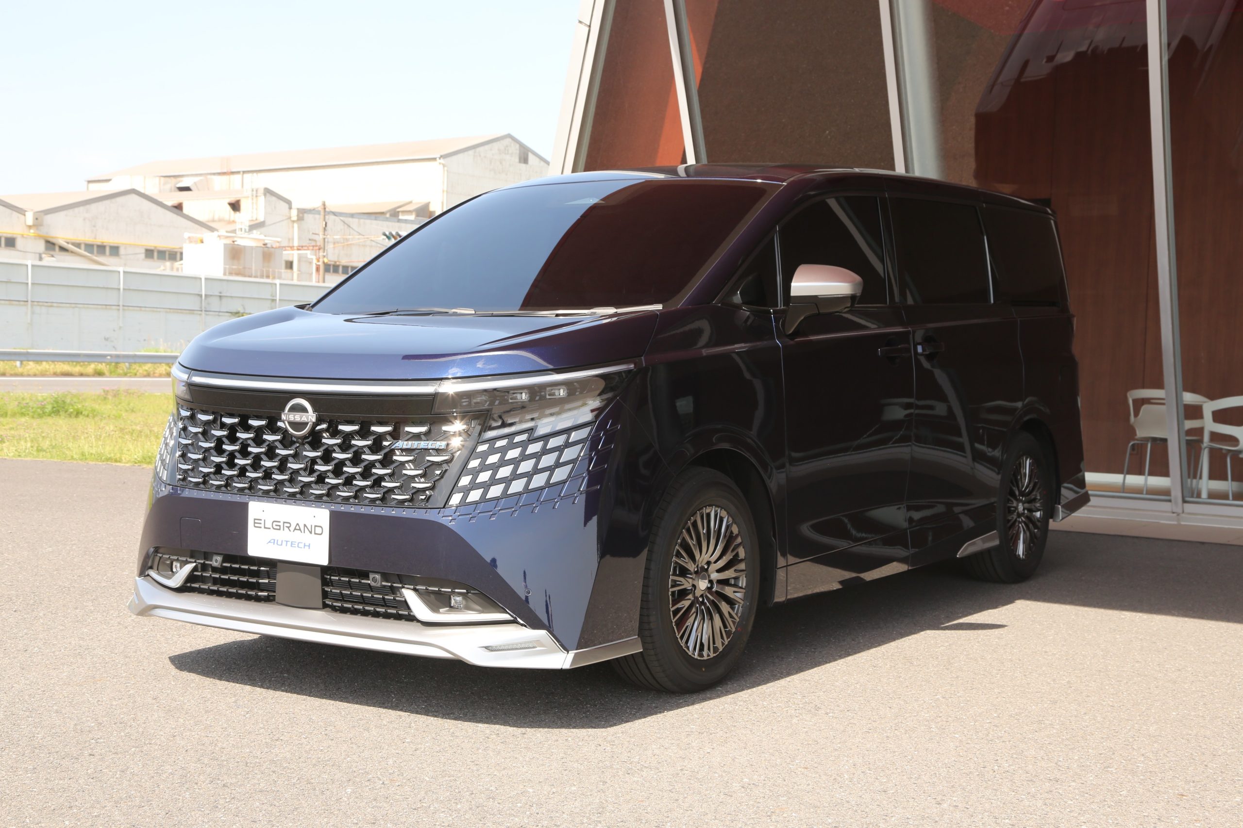 日産、エルグランドが受注1万台　納期は4～5カ月　人気のオーテックやVIPグレードは長期化