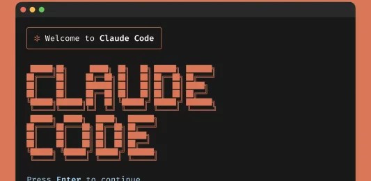 新款平價MacBook筆電在簡約工作桌上呈現