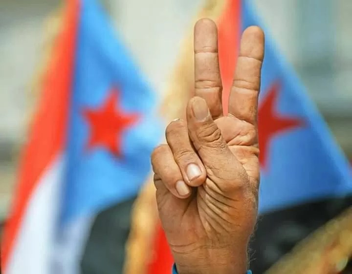 ردود مضادة تشكك بشرعية إعلان حل المجلس الانتقالي وتؤكد الانفتاح السياسي ردود مضادة تشكك بشرعية إعلان حل المجلس الانتقالي وتؤكد الانفتاح السياسي