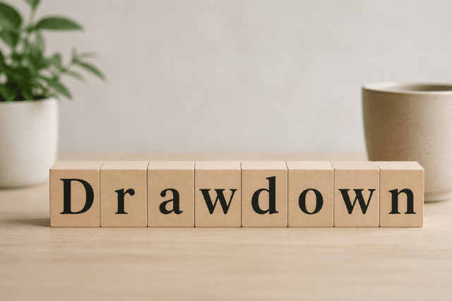 Buscar Concepto de drawdown en inversiones representado con bloques de madera
