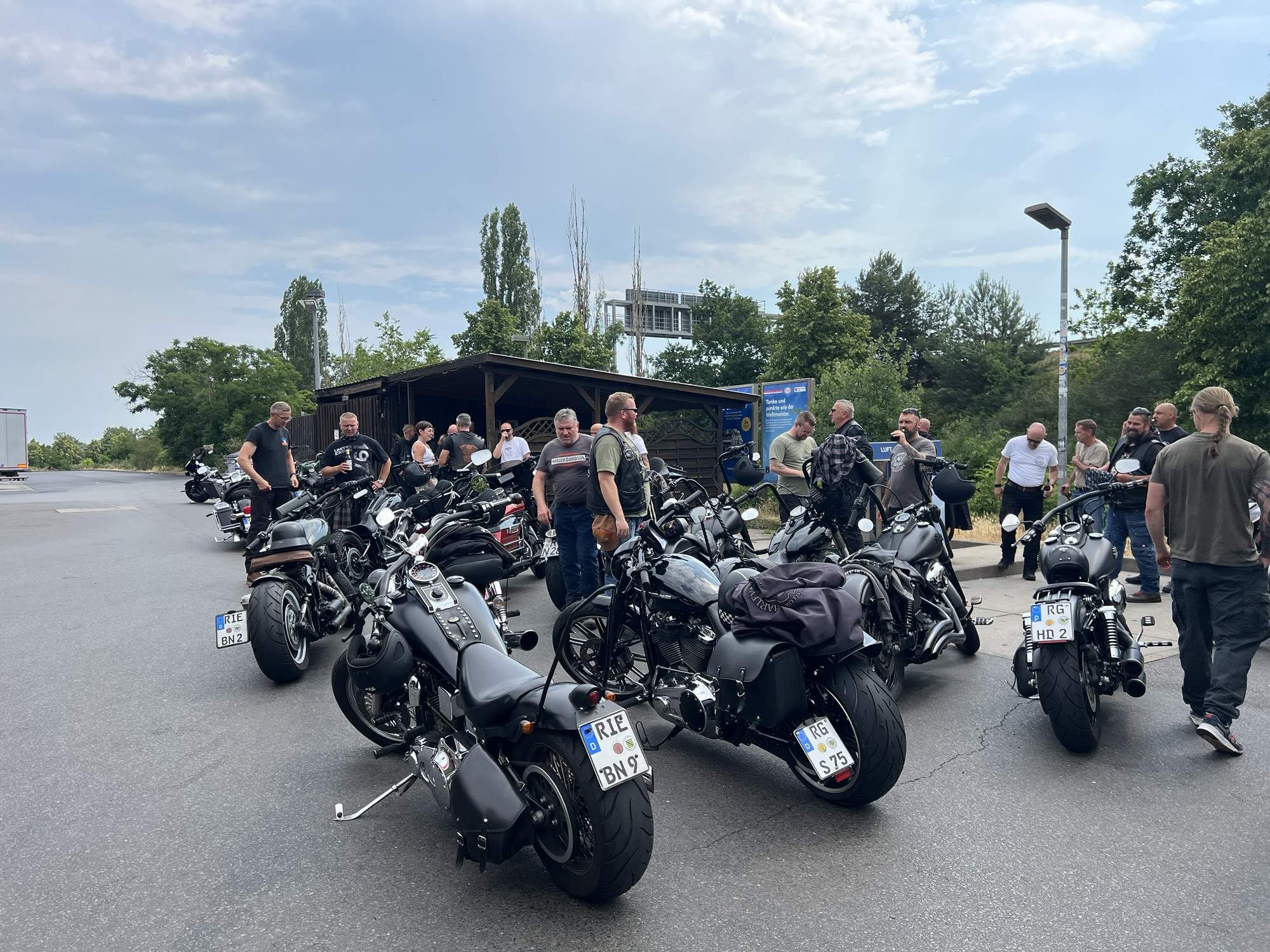 Große Motorradgruppe bei einer gemeinsamen Pause