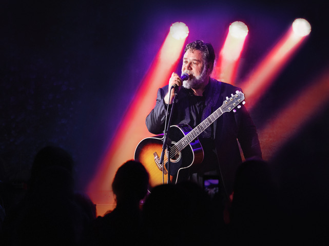 Russell Crowe performing with Indoor Garden Party live on stage