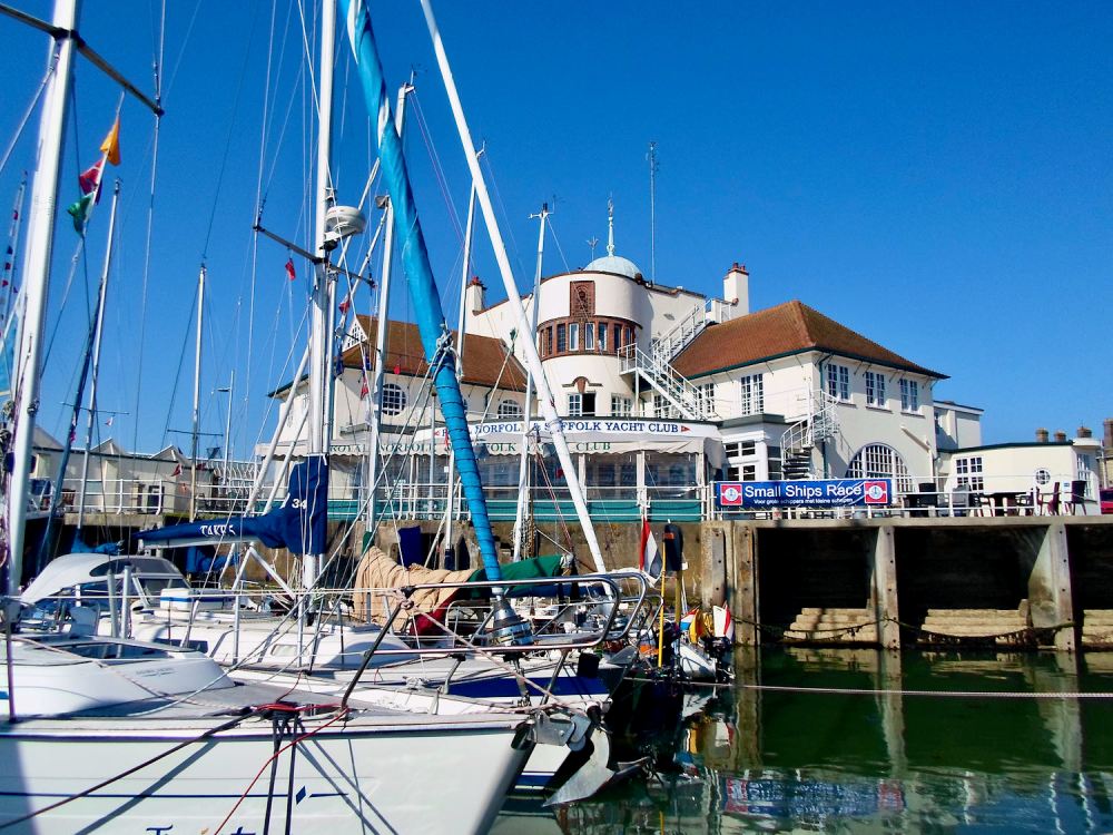 Ankie en Cees van Dijk in de haven van Lowestoft.