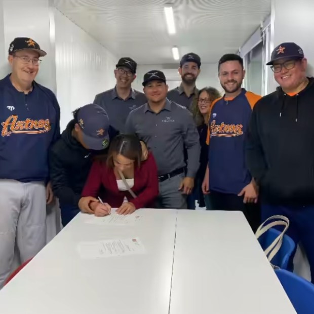 Juan-alberto-contreras-del-orbe-firma-Liga-profesional-de-Béisbol-italiana