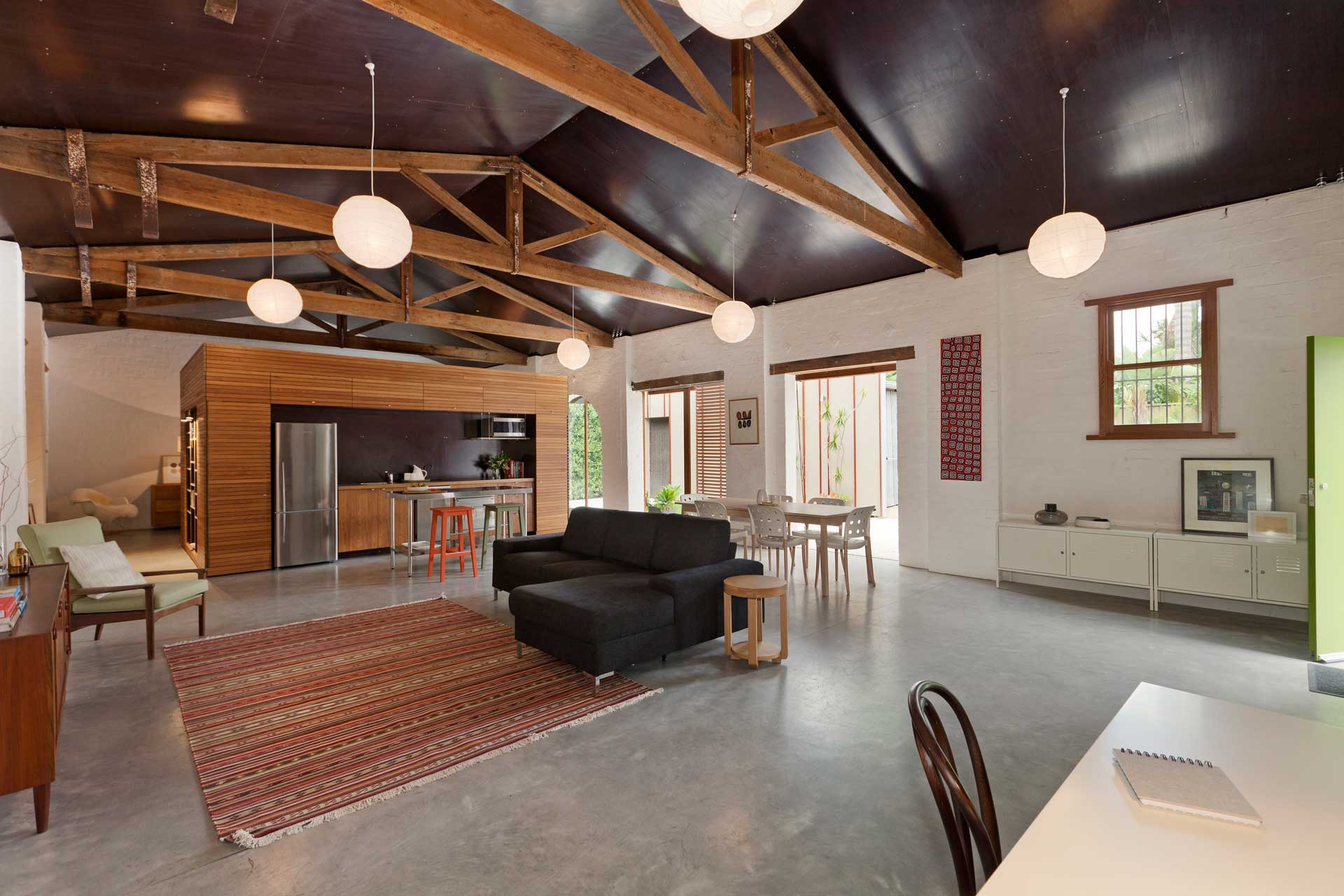 Gerenommeerde ontwerpers als philippe starck en patricia urquiola hebben items voor dit merk ontwerpen. Loft dans un ancien garage automobile